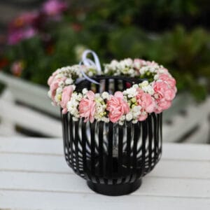 Wianek komunijny z różowym goździkiem