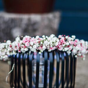 Ręcznie robiony wianek komunijny z białą i czerwoną gipsówką